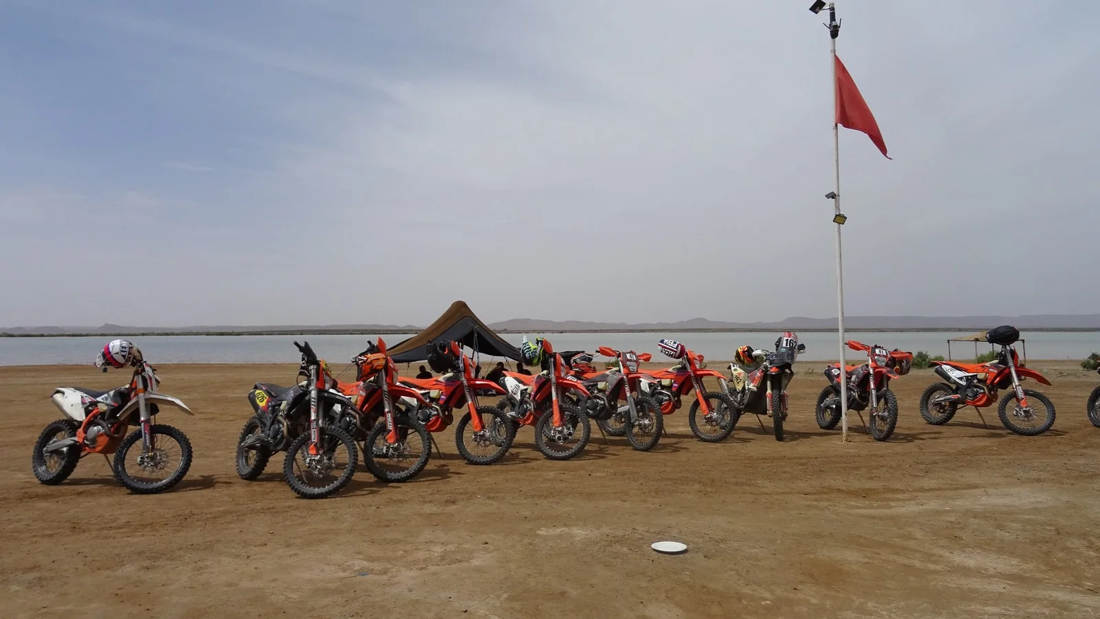 Flota de motos de enduro KTM en Marruecos