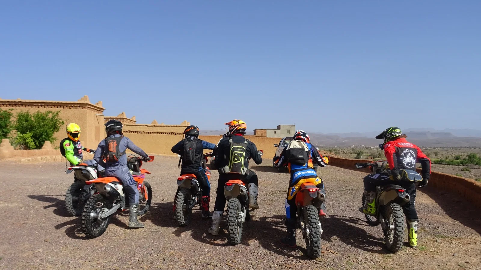 Grupo de motoristas trail preparado para recorrer Marruecos