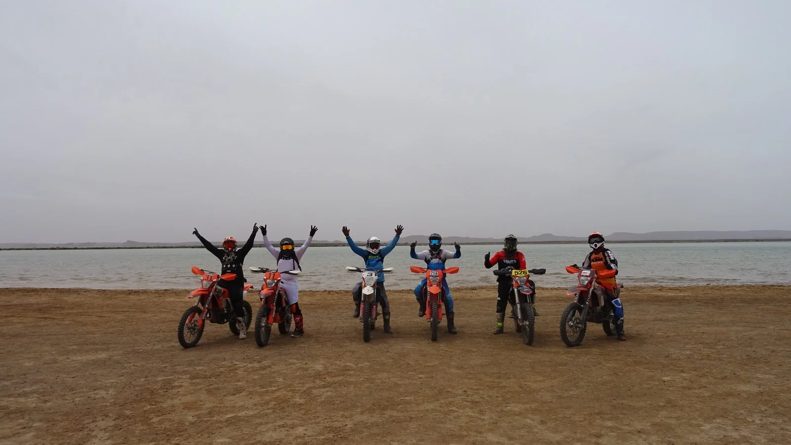 Grupo celebrando un viaje en moto por Marruecos