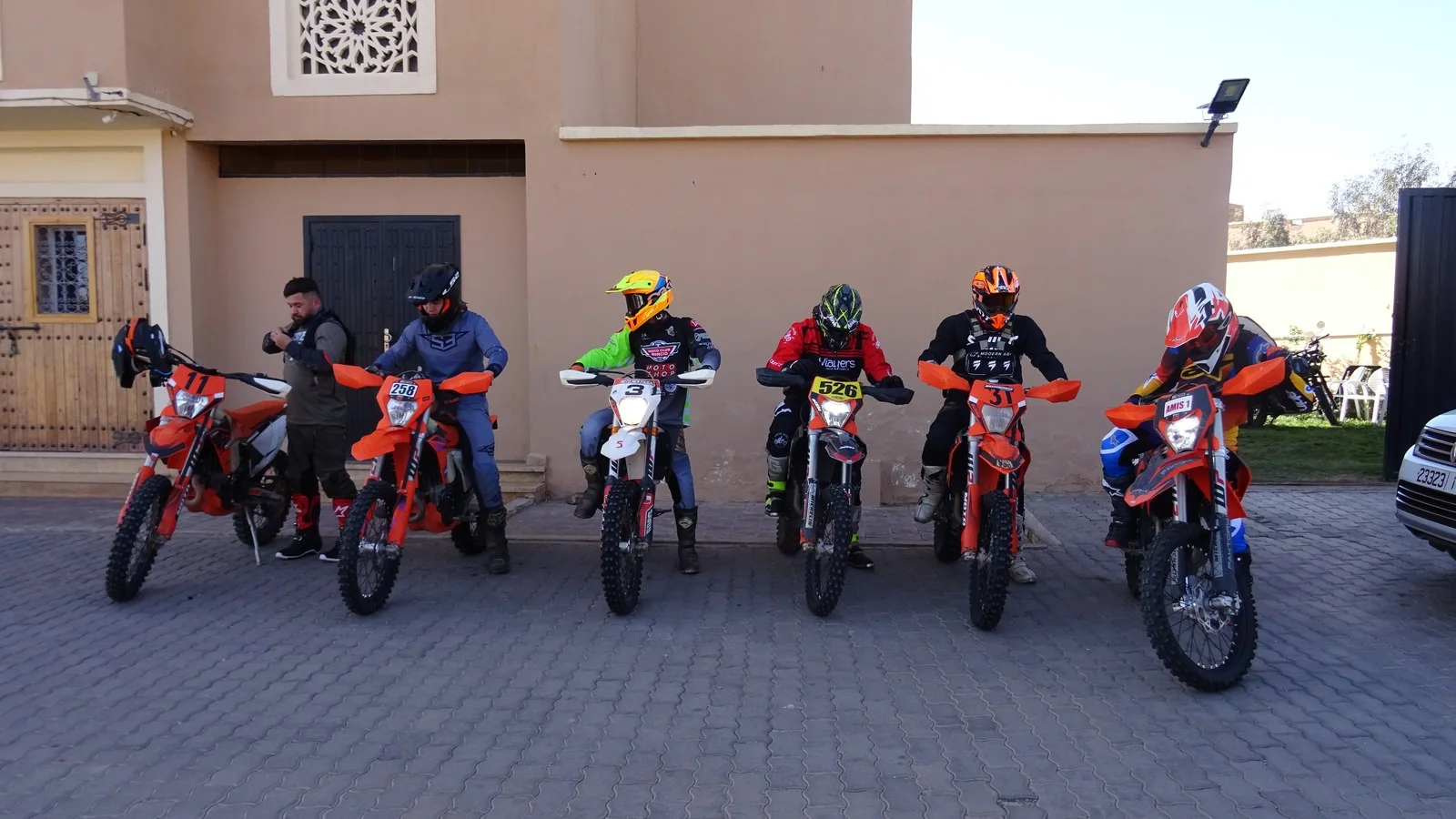 Motoristas preparados para una experiencia de enduro en Marruecos