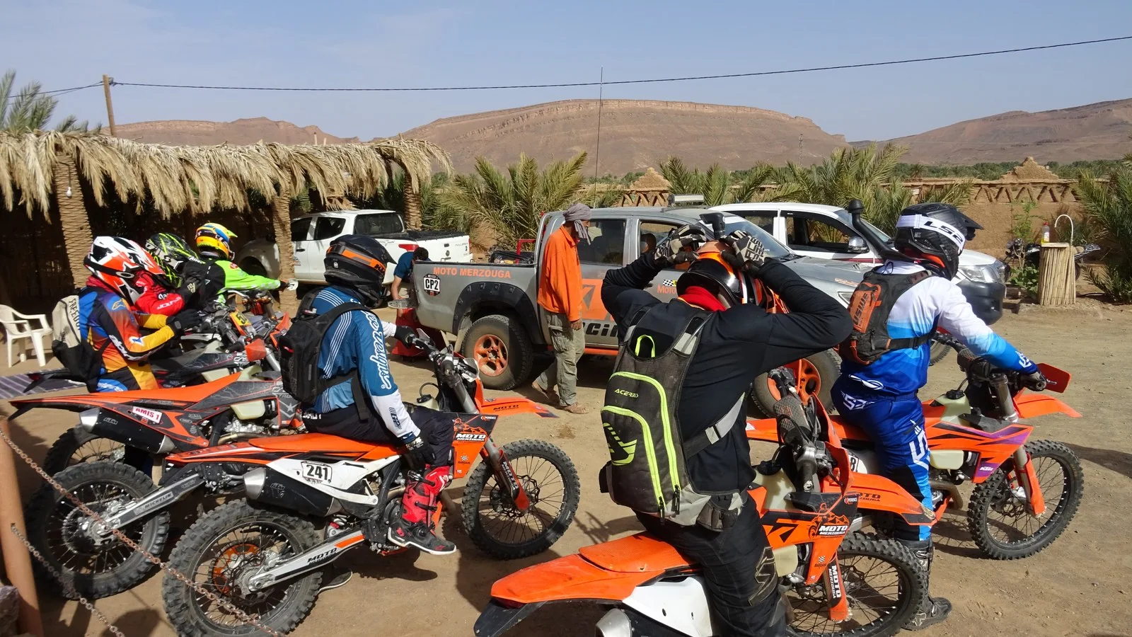 Grupo preparando una ruta privada de enduro en Marruecos